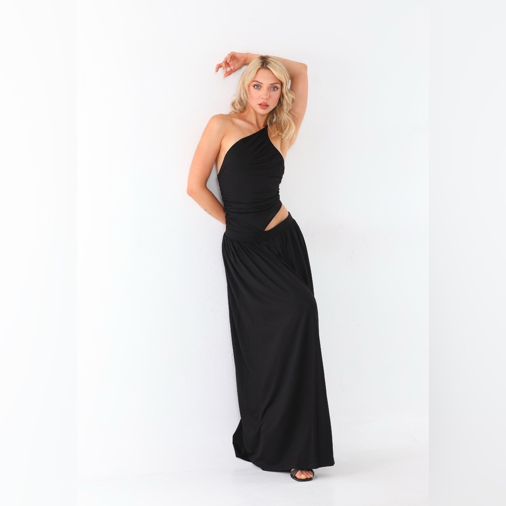 Black One‑Shoulder Maxi Dress – Sleek, Elegant & Modern